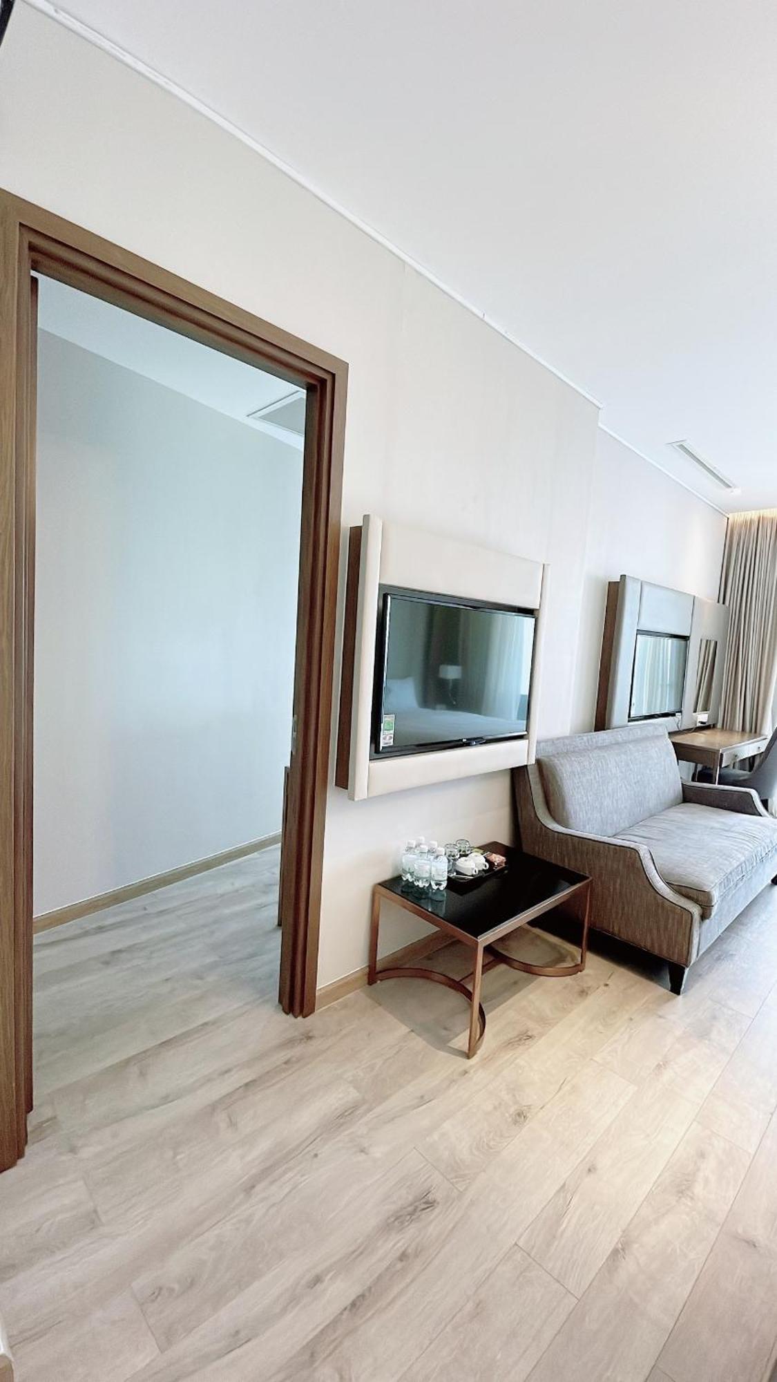 Panorama Oceanfront Suite Нячанг Екстер'єр фото