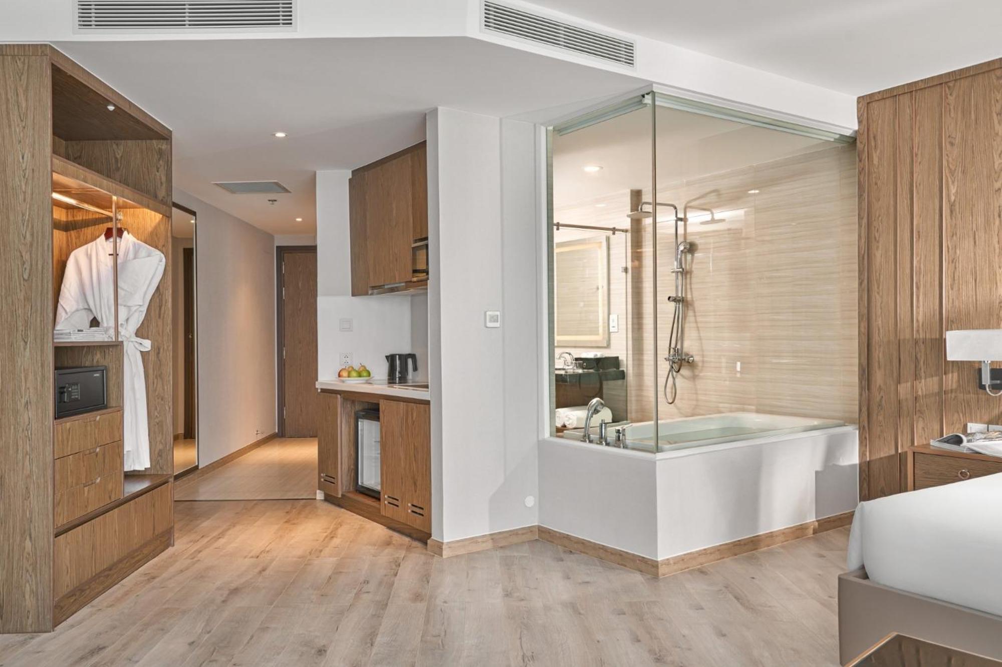 Panorama Oceanfront Suite Нячанг Екстер'єр фото