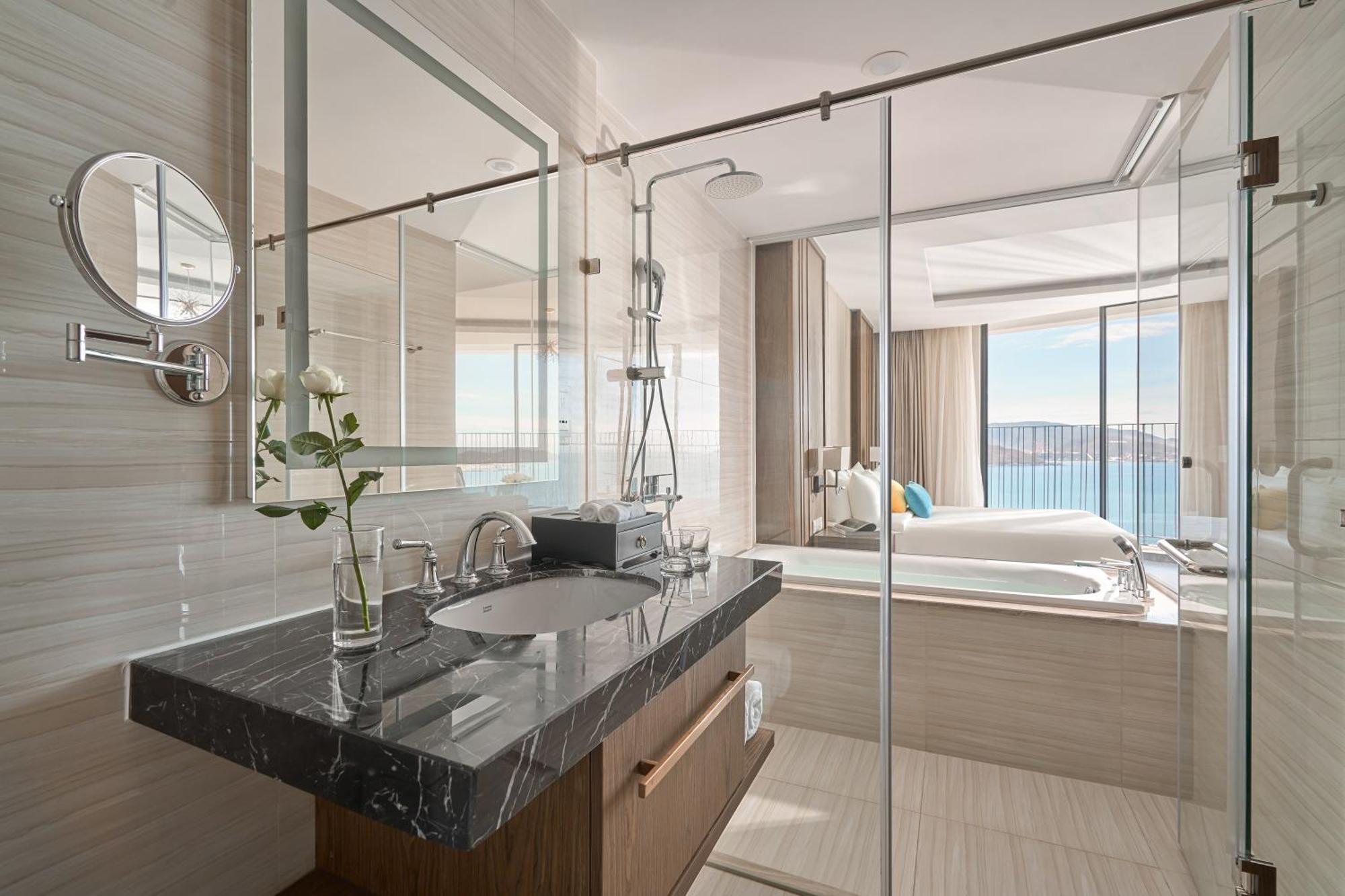 Panorama Oceanfront Suite Нячанг Екстер'єр фото